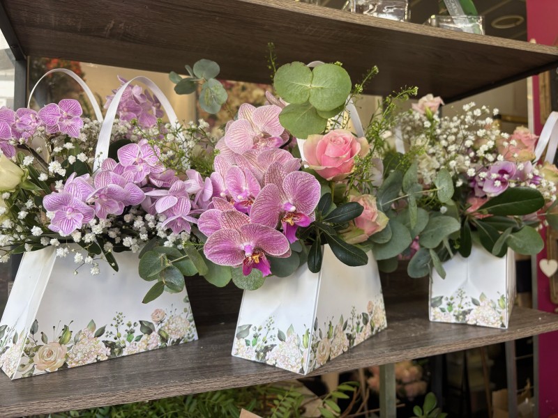 Panier fleuri pour offrir avec fleurs de saisons originale par votre fleuriste à Marseille