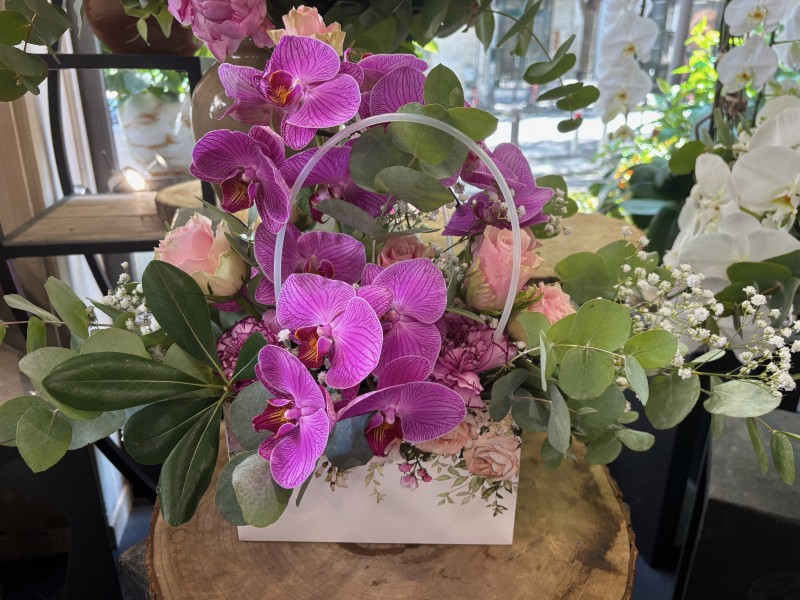 Panier fleuri pour offrir avec fleurs de saisons originale par votre fleuriste à Marseille